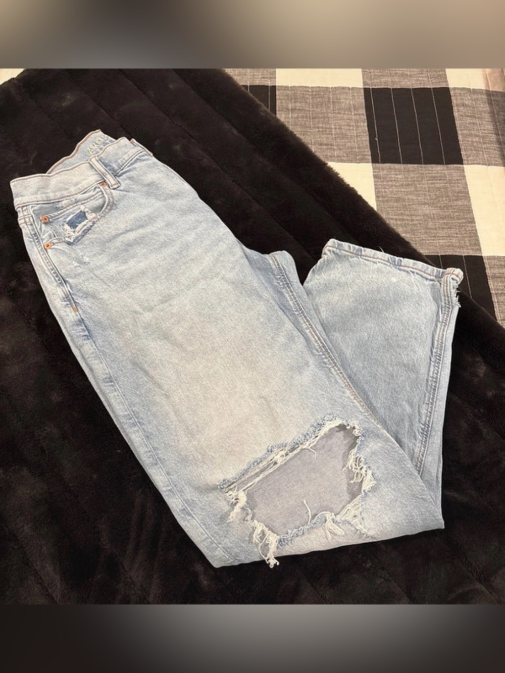 American Eagle Outfitters Light Wash Boyfriend Jeans with Knee Rip
